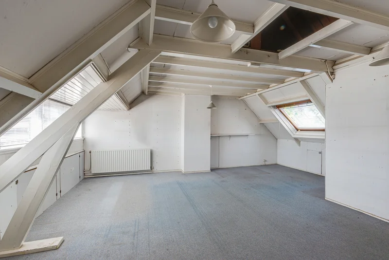 De beginsituatie: een onafgewerkte zolder zonder inrichting of staging.